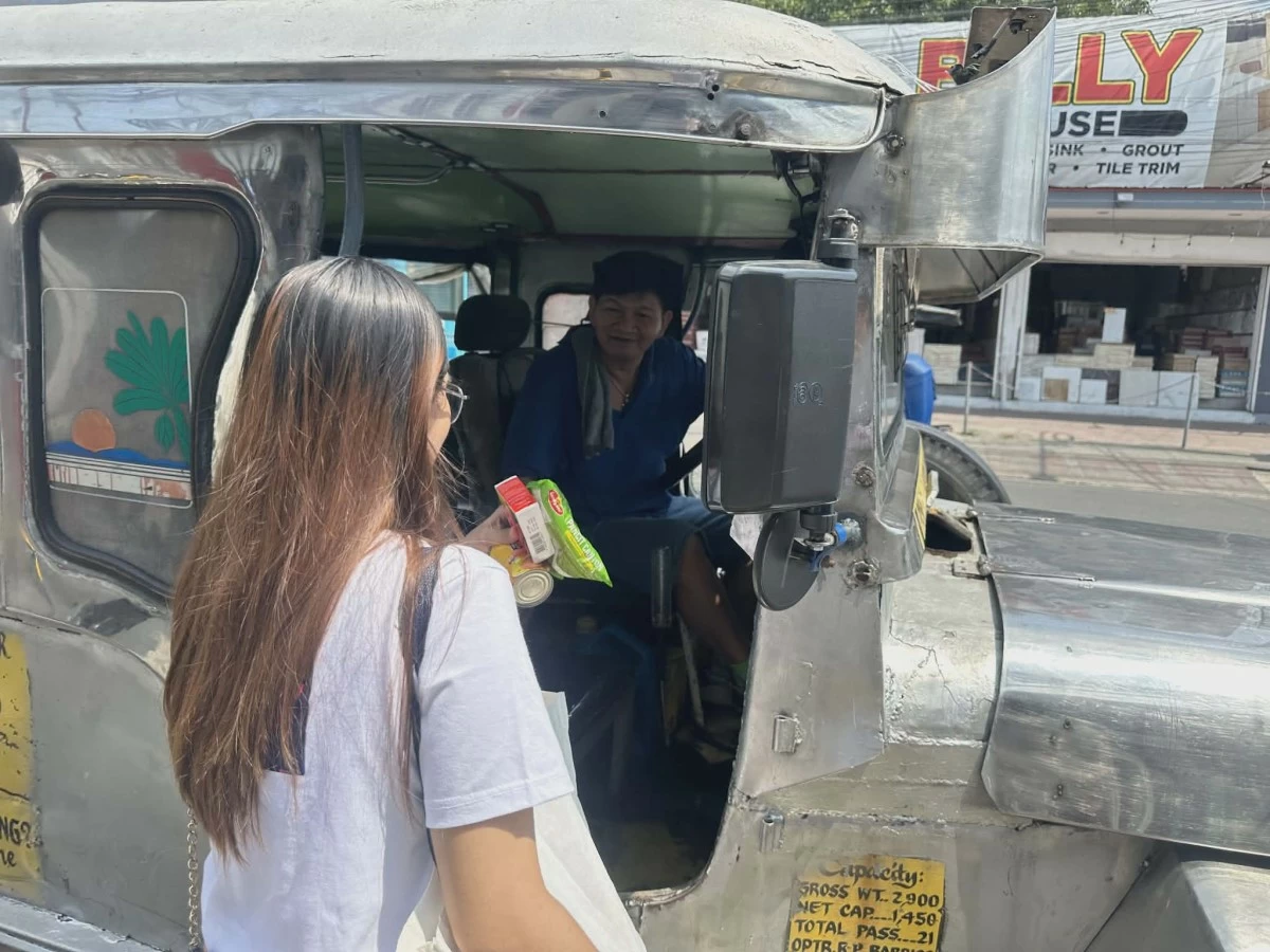 Volunteers from PasigLaban Kabataan distribute basic goods to public vehicle drivers to help ease the impact of rising fuel prices. (Photos from PasigLaban Kabataan)