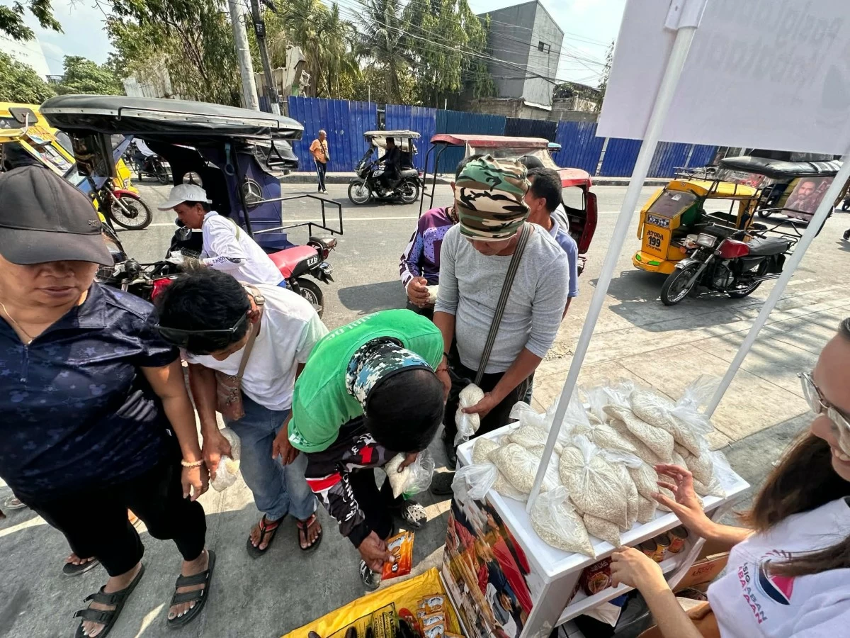 PasigLaban Kabataan, a youth organization in Pasig City, sets up a community pantry to help drivers affected by the continuous rise in fuel prices. (Photos from PasigLaban Kabataan)
