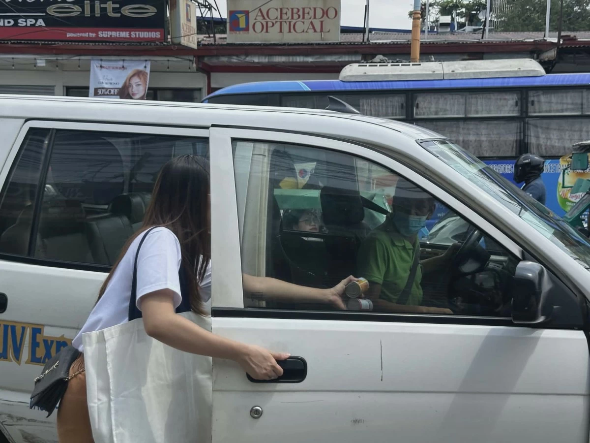 Volunteers from PasigLaban Kabataan distribute basic goods to public vehicle drivers to help ease the impact of rising fuel prices. (Photos from PasigLaban Kabataan)