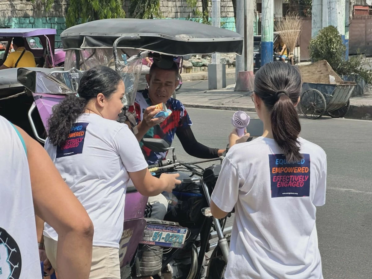 Volunteers from PasigLaban Kabataan distribute basic goods to public vehicle drivers to help ease the impact of rising fuel prices. (Photos from PasigLaban Kabataan)