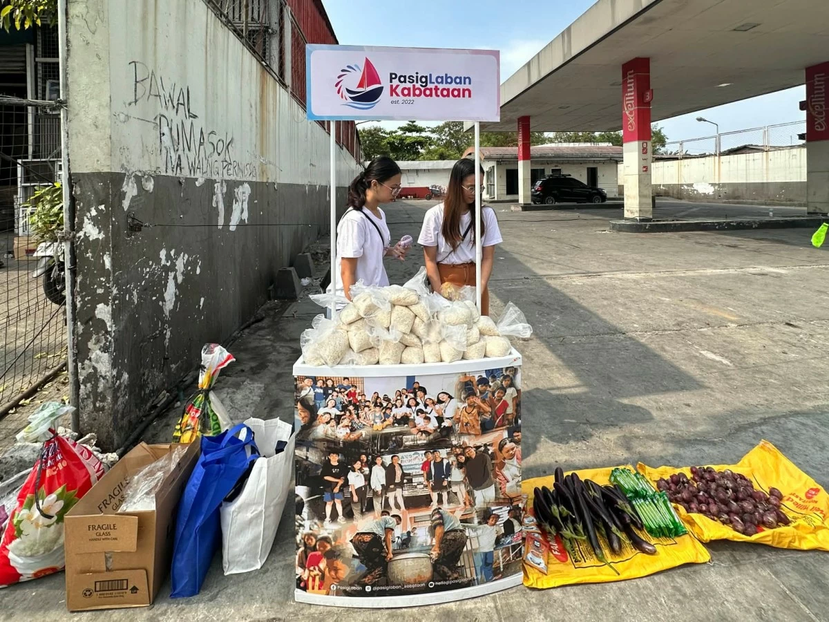 PasigLaban Kabataan, a youth organization in Pasig City, sets up a community pantry to help drivers affected by the continuous rise in fuel prices. (Photos from PasigLaban Kabataan)