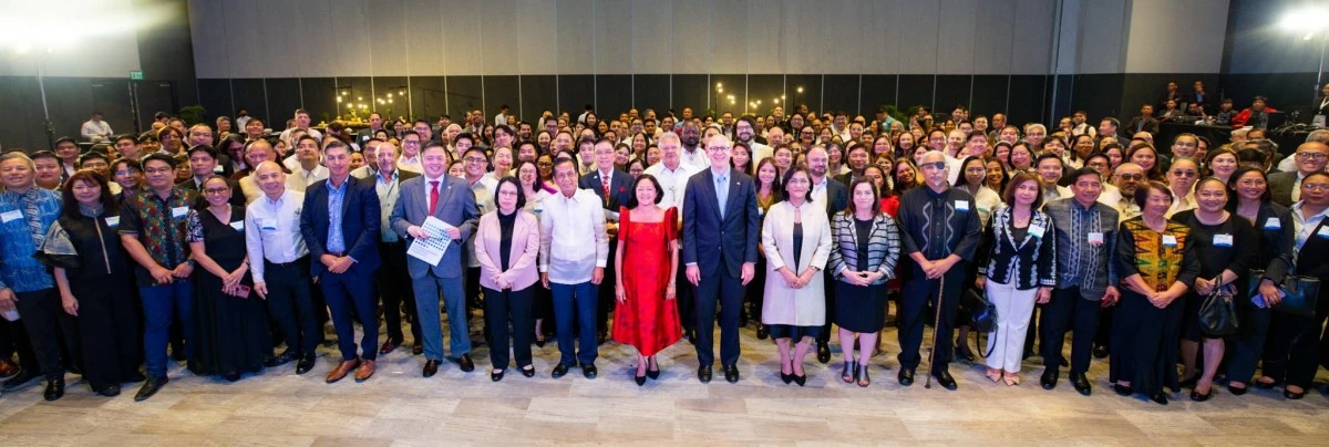 First Lady Louise Araneta-Marcos and U.S. Embassy Chargé d’Affaires, a.i., and PAEF Acting Honorary Chairperson Y. Robert Ewing (center) join Philippine-American Educational Foundation (PAEF) Board Members Department of Economy, Planning, and Development Secretary Dr. Arsenio Balisacan, Commission on Higher Education Chairperson Dr. Shirley Agrupis, Department of Foreign Affairs Assistant Secretary Raquel Solano, and U.S. Embassy Deputy Economic Counselor David Sequeira, together with PAEF Executive Director Julio Amador III and U.S. Embassy Counselor for Public Affairs and PAEF Chairperson Jessica Simon, at the Fulbright Philippines 78th anniversary celebration on March 24 in Makati City.