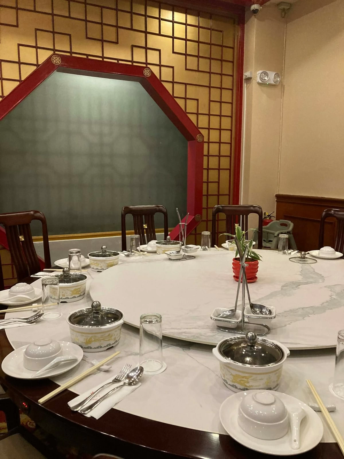 AUTHENTIC EXPERIENCE Dragon Court offers indivisual hot pot stations for those who prefer their own pot (Photo by Poch Eulalia | Manila Bulletin)