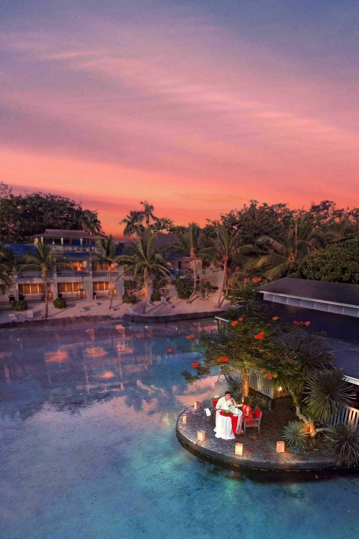 DINNER HOUR An evening by the water, where the lagoon becomes the backdrop to the final meal. (Photo courtesy of Plantation Bay)