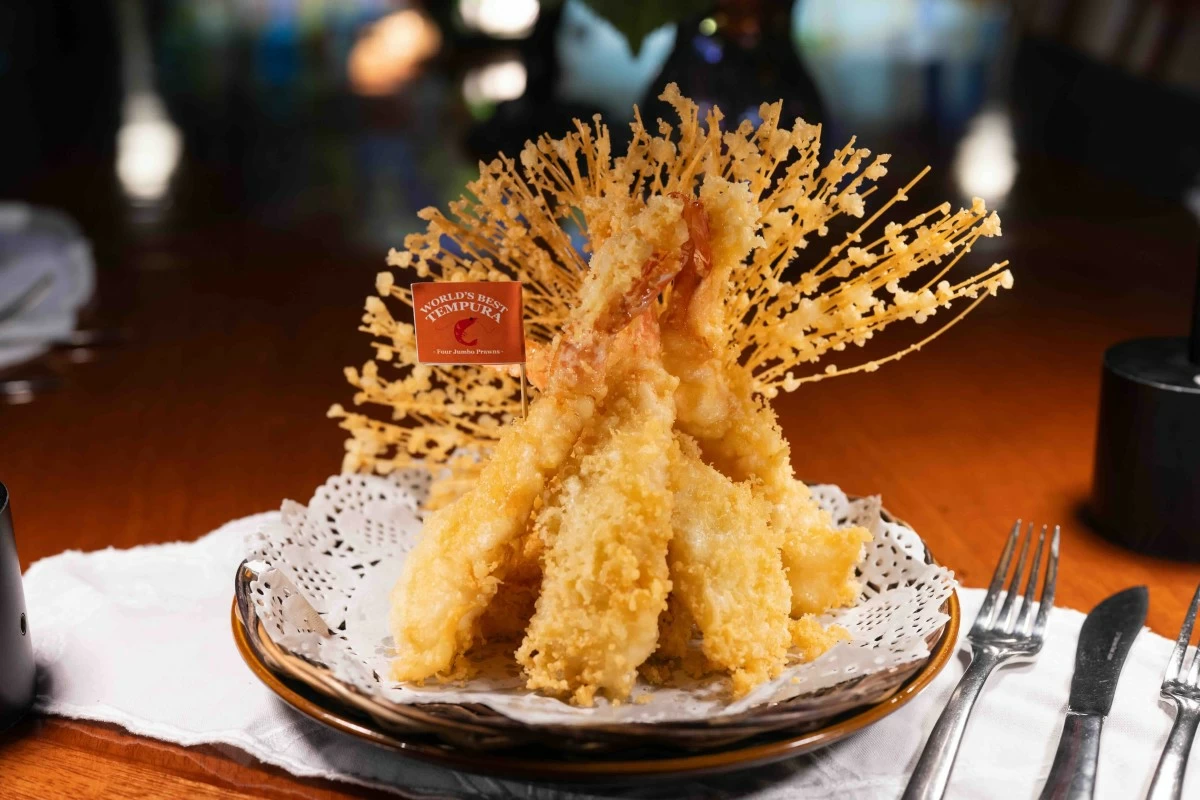CRISP PRAWNS Tempura served hot and golden, best taken as it arrives. (Photo courtesy of Plantation Bay)