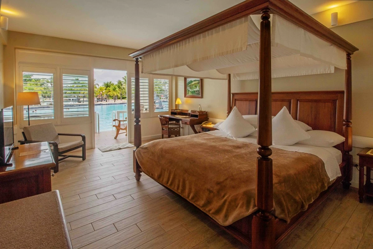 ROOM SIDE A room that opens straight to the water, making the lagoon part of the daily routine. (Photo courtesy of Plantation Bay)