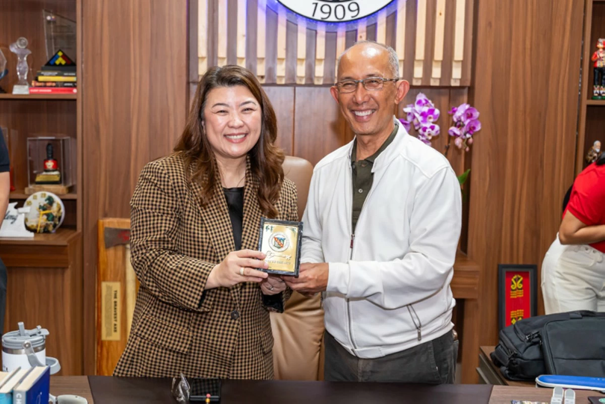 Recognition of partnership: Baguio City Mayor Benjamin Magalong (right) presents the Key to the City of Baguio to Ruth B. Angeles, Chief Human Resources Officer of Jollibee Group Philippines and Head of Human Resources for Jollibee International (left), recognizing the Jollibee Group’s partnership with the city in advancing employment opportunities for senior citizens and persons with disabilities.