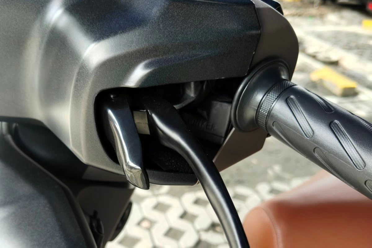 Brake level with built-in brake lock to secure the bike when parked.