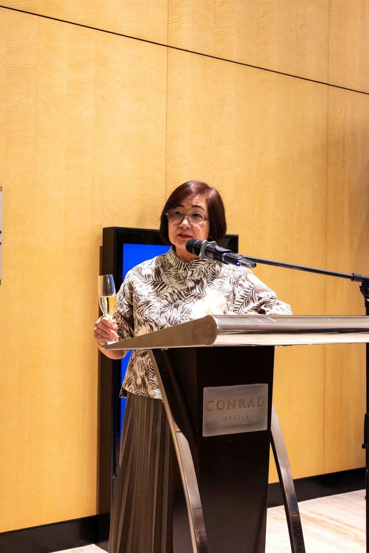 Peggy Angeles, Executive Vice President of SM Hotels and Conventions Corporation, leads the toast.

