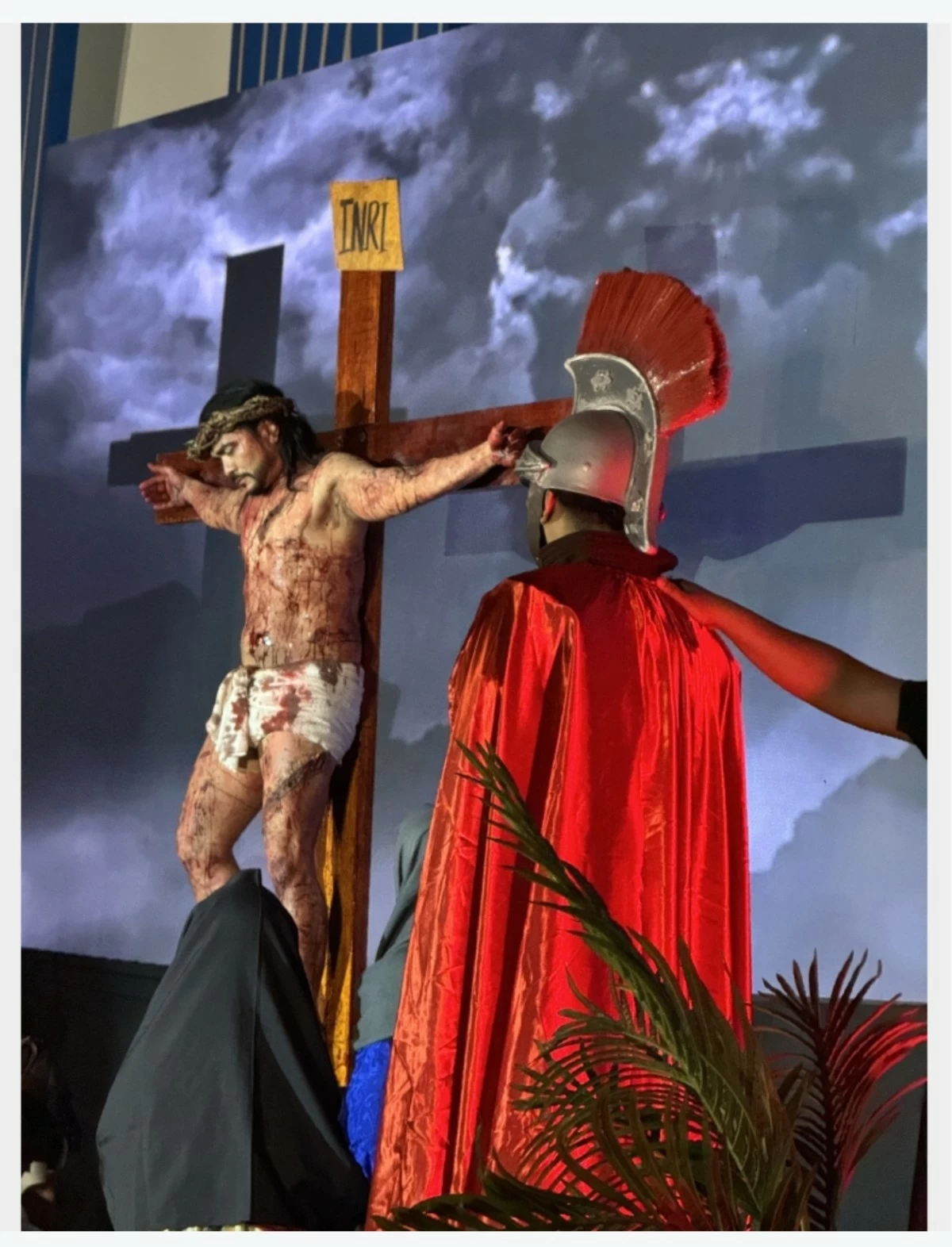 The most unforgettable moment came when former That’s Entertainment member Aries Adina, portraying Jesus Christ, was nailed on the cross. Facing him is Oasis Marriage Encounter member Rico Reyes.