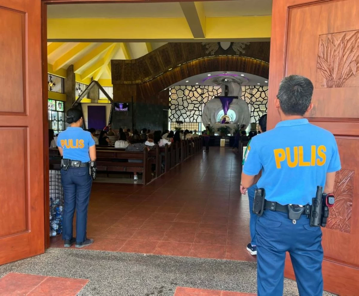 Police personnel at Regina Rica chapel (photo from Tanay PNP's FB page)