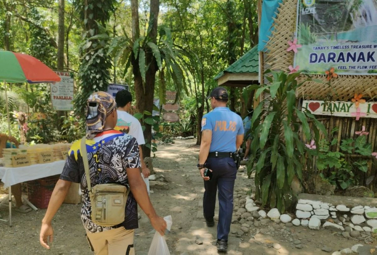 Tanay cops making the rounds at Daranak Falls (Tanay PNP's FB page)