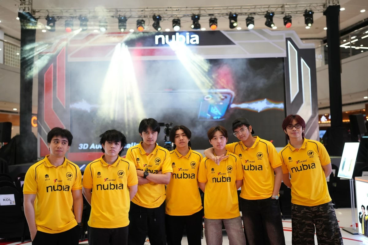 ONIC PH members BLUFFZY (Gold Lane), HAZE (Head Coach), BRUSKO (Roamer), KIRK (Exp Lane), SAVERO (Gold Lane), RYOTA (Exp Lane), and K1NGKONG (Jungler)
