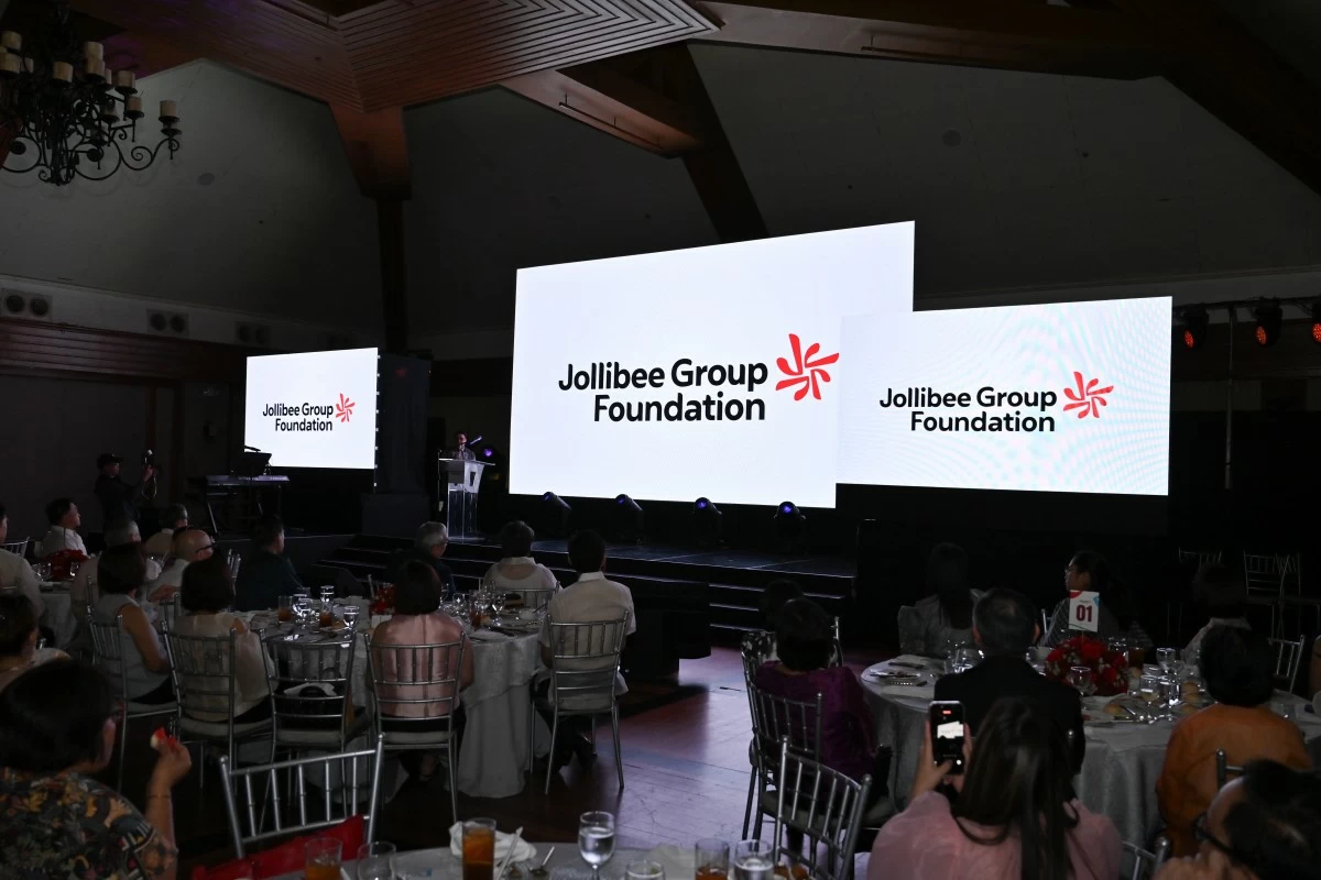 Jollibee Group Foundation Chairman William Tan Untiong unveils the Foundation’s refreshed logo during its 20th Anniversary celebration, symbolizing a renewed commitment to nourishing communities and expanding partnerships in the years ahead.