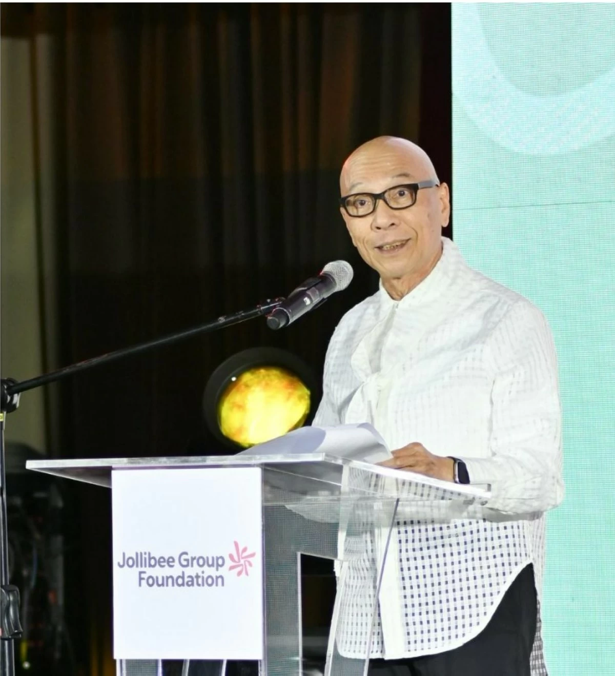 Jollibee Group Foundation Chairman William Tan Untiong unveils the Foundation’s refreshed logo during its 20th Anniversary celebration, symbolizing a renewed commitment to nourishing communities and expanding partnerships in the years ahead.