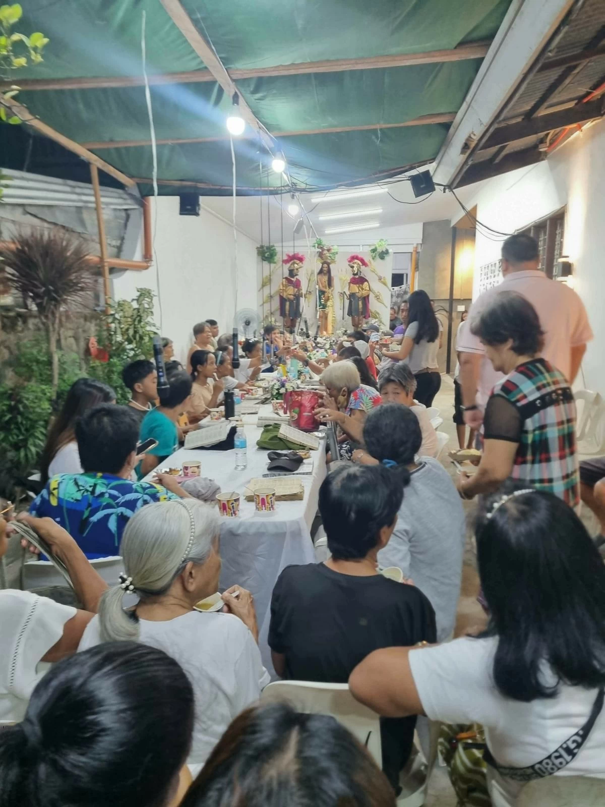 Tanay residents including Mayor Rex Manuel Tanjuatco perform the 'pabasa' on Holy Tuesday. (photo from Tanay LGU)