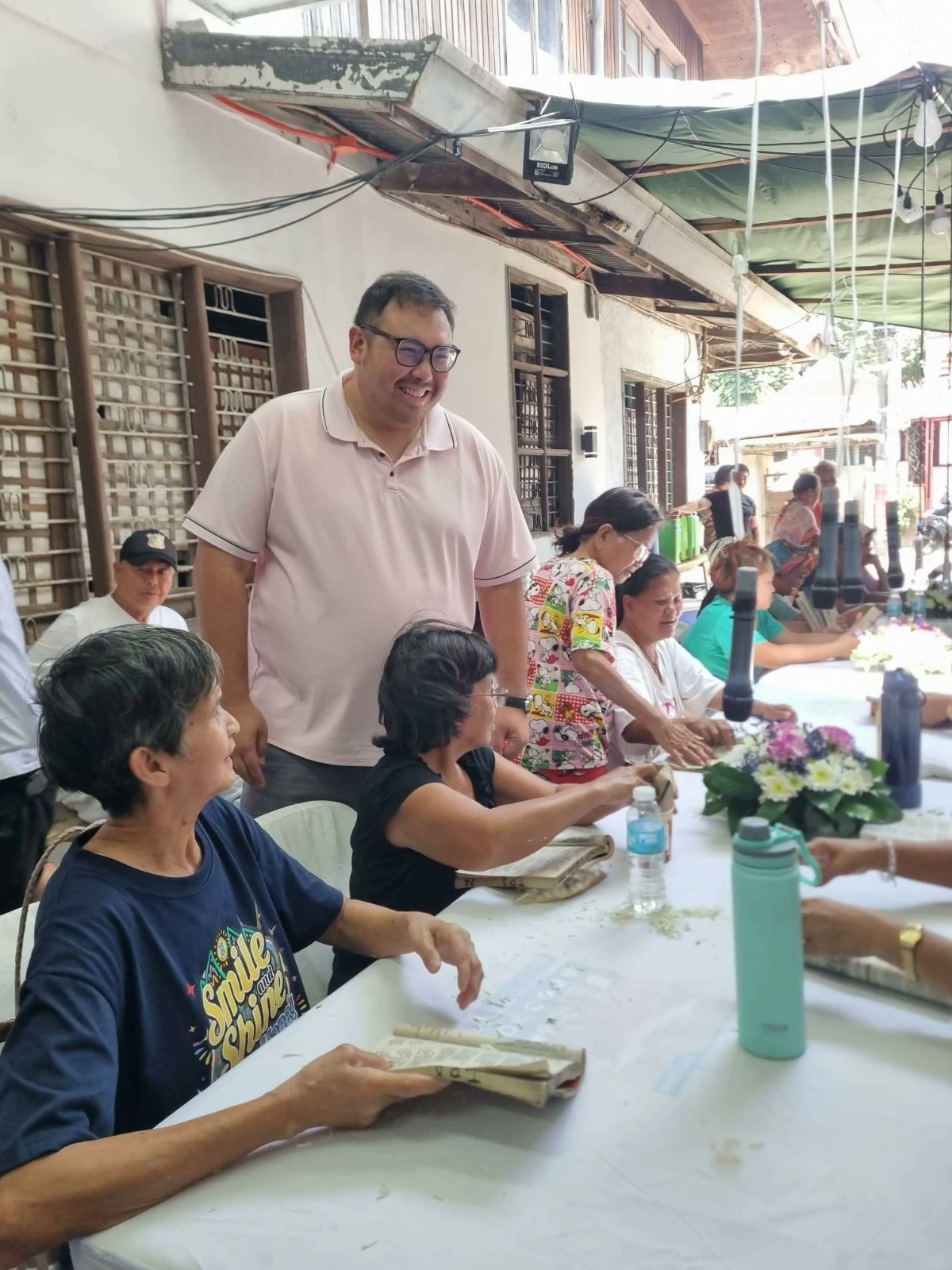 Tanay residents including Mayor Rex Manuel Tanjuatco perform the 'pabasa' on Holy Tuesday. (photo from Tanay LGU)