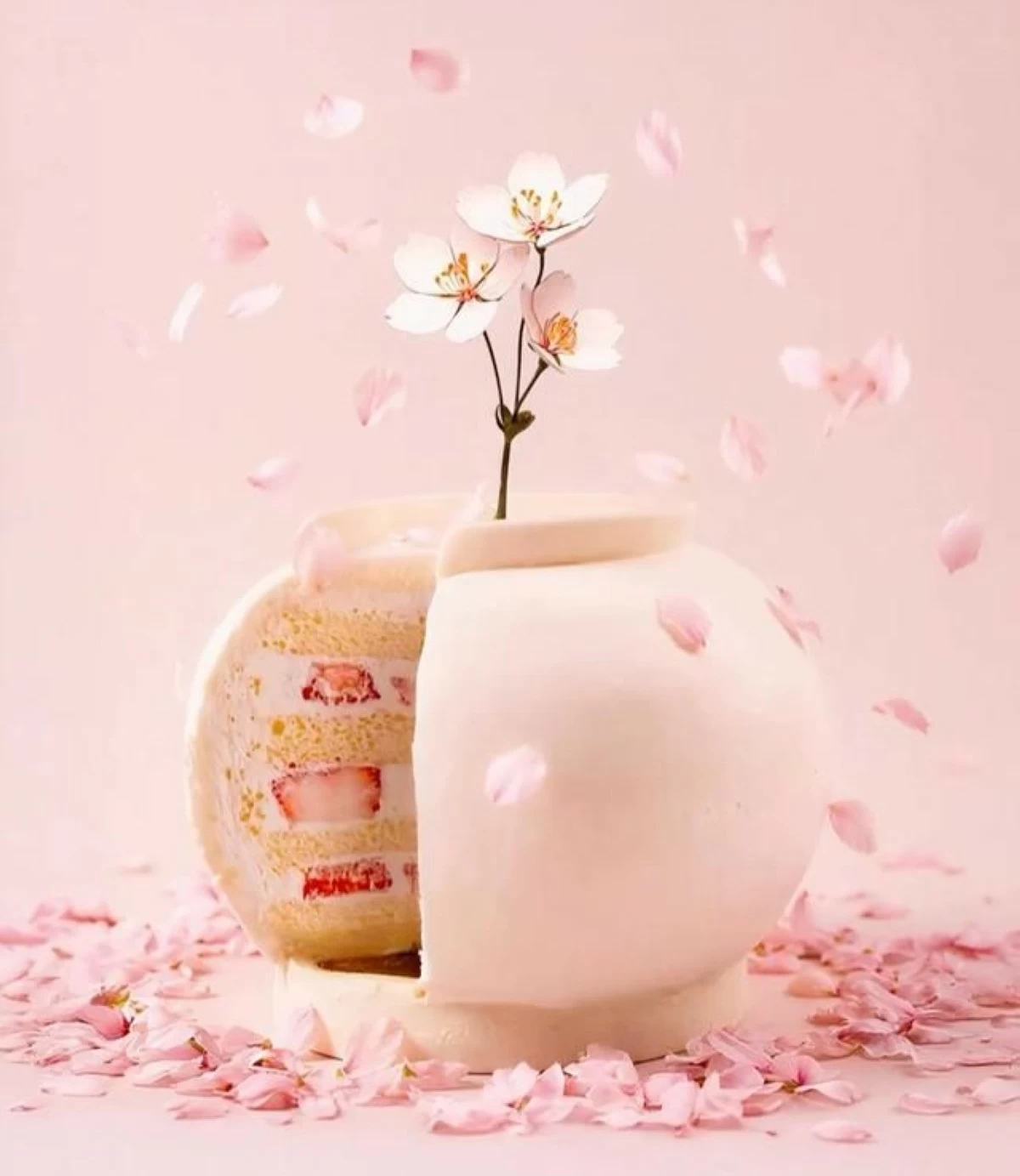Premium bakery una haus' moon jar-shaped whipped cake's cherry blossom edition / Courtesy of una haus (Photos courtesy of The Korea Times)