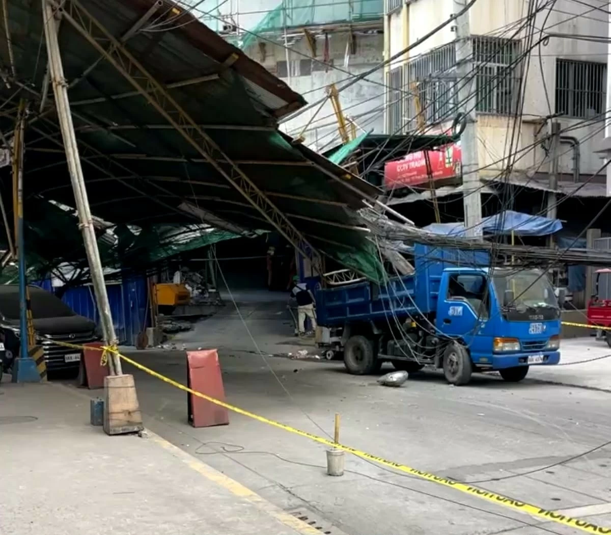 Alleged crane lift collapses from 56-story building in Sta. Cruz