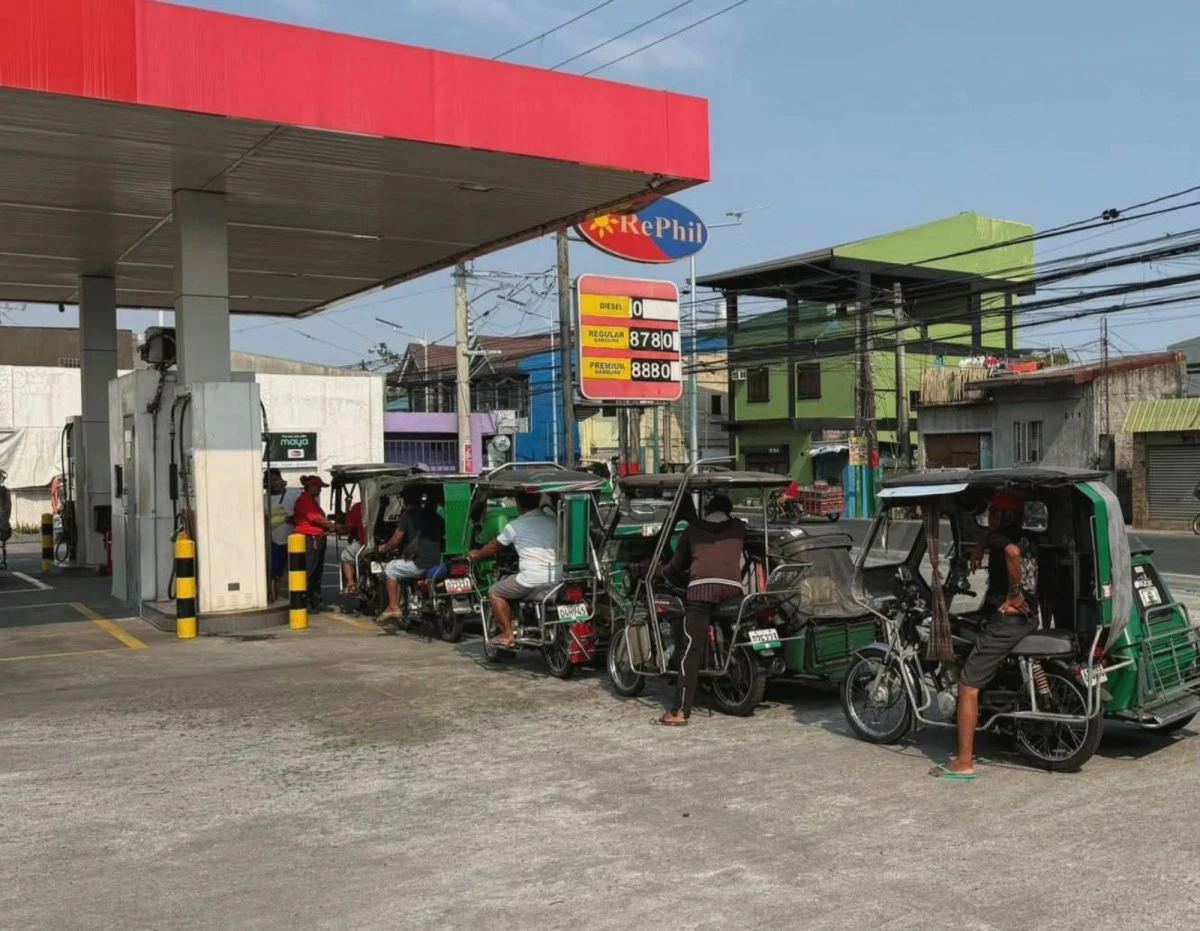 Tricycle drivers in Barangays Bagbag I and Ligtong IV receive a P200 fuel assistance from their barangay captains, funded by their own salaries. (Photo from Sid Samaniego/MANILA BULLETIN)