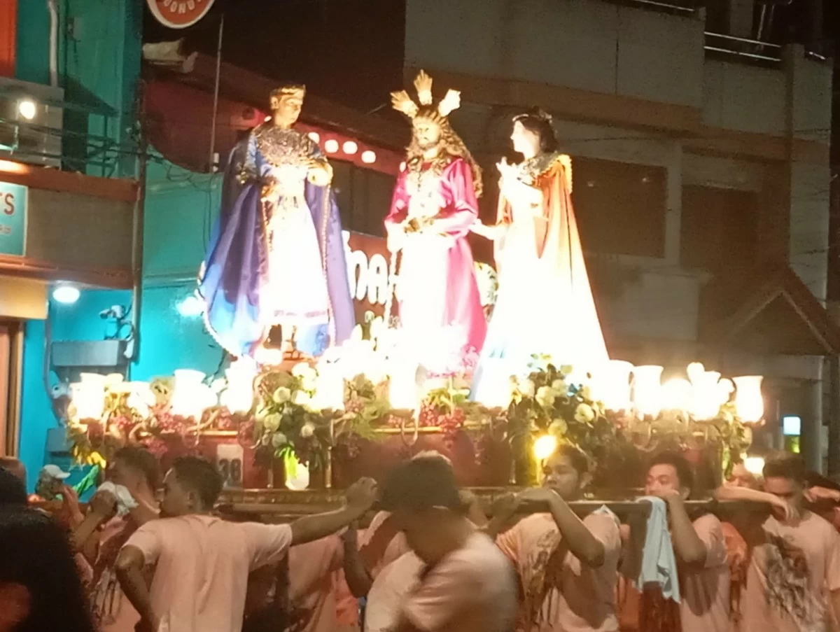 The youth in Angono, Rizal join the Holy Wednesday procession as part of their participation in Holy Week activities. (Photo by Nel Andrade/Manila Bulletin)