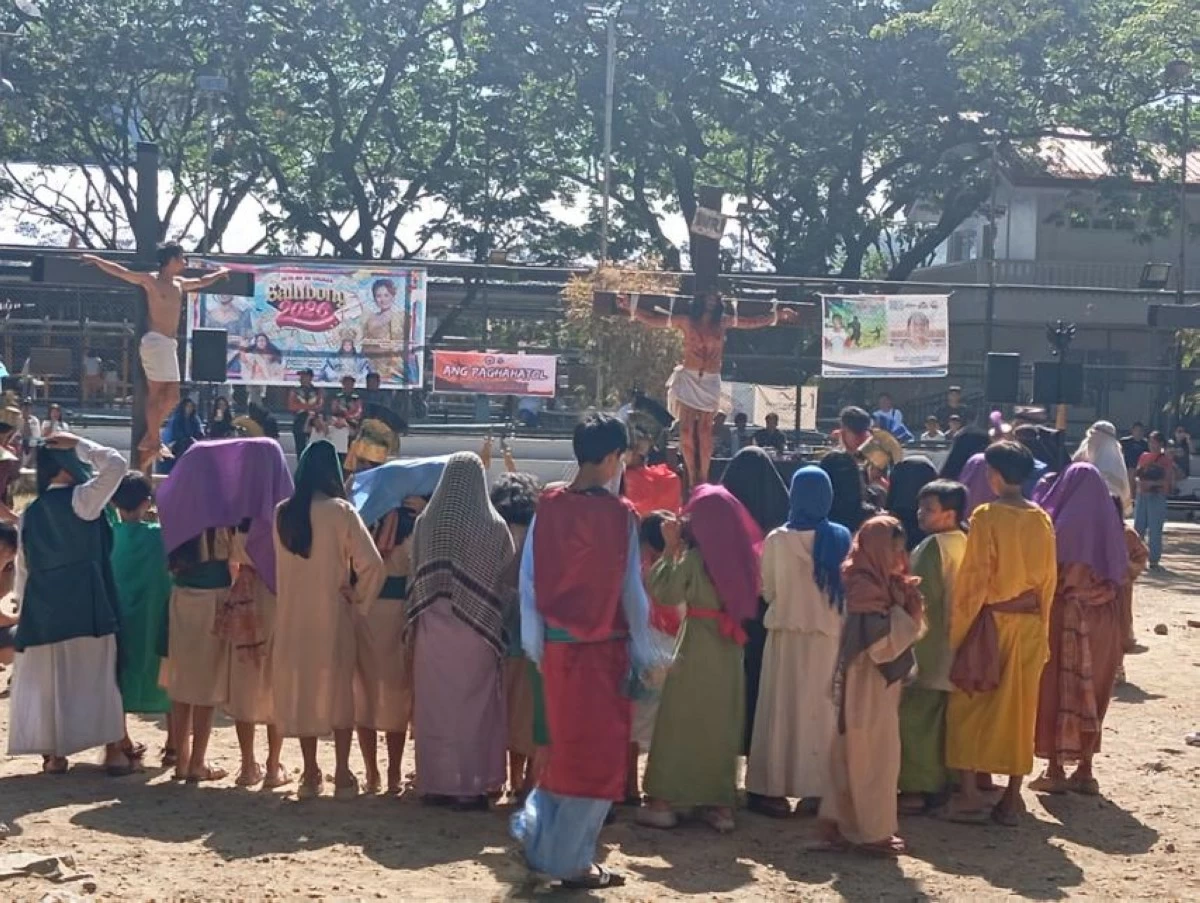 Senakulo actors in Angono, Rizal perform the Passion and Death of Christ on Holy Thursday (photo by Nel Andrade)