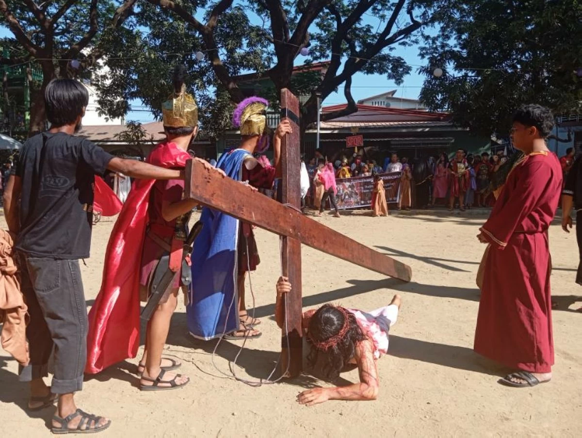 Senakulo actors in Angono, Rizal perform the Passion and Death of Christ on Holy Thursday (photo by Nel Andrade)