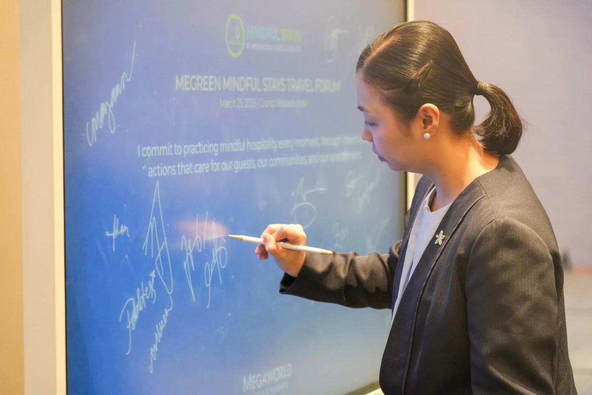 MHR associates sign their names expressing their commitment to mindful travel.
