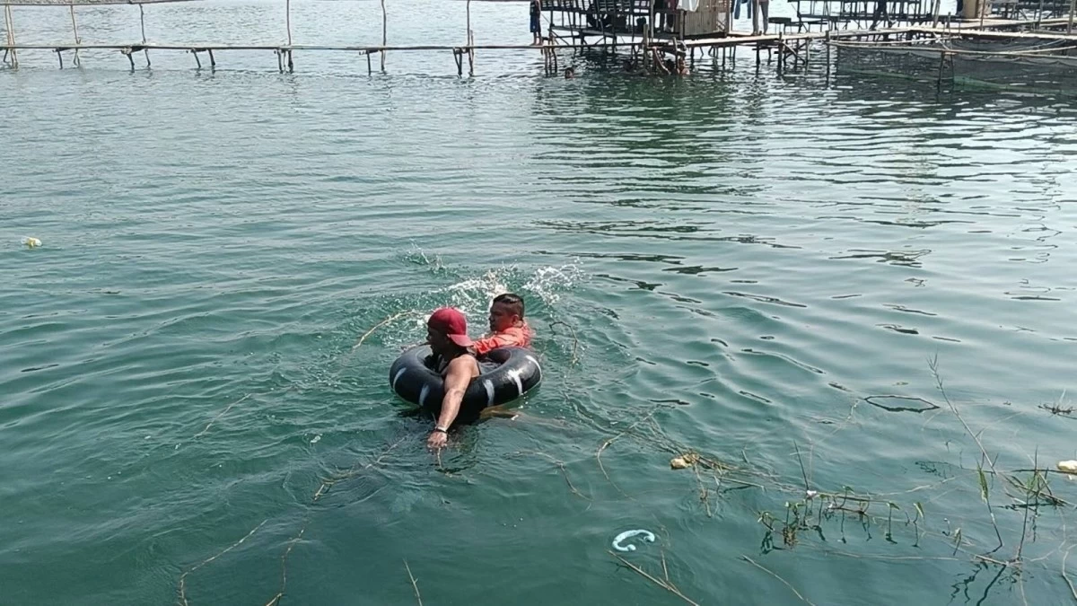 A drunken man is rescued by a Philippine Coast Guard (PCG) personnel from a near-drowning incident at Bislak River in Bacarra, Ilocos Norte on March 31, 2026. (Photo: PCG)