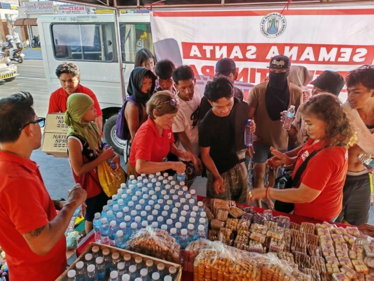 DEVOTEES in Laguna were provided food and water by the provincial government. (Photo via Danny Estacio)