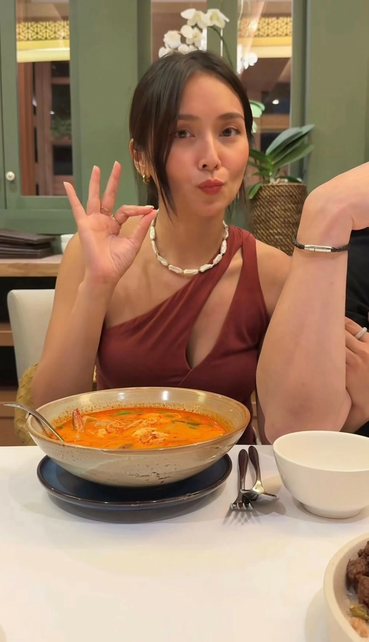 Kathryn Bernardo was spotted having dinner with a man, with whom she was seen holding hands. According to a netizen, the man is believed to be Mayor Alcala, identified by his distinctive bracelet.