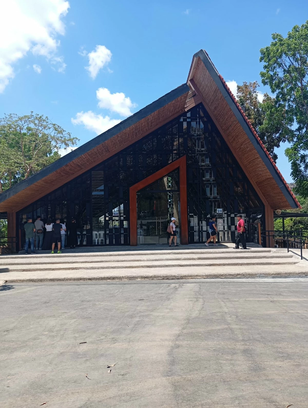 Pilgrims visit the La Capilla dela Boda Diocesan de Amor Divino in Tanay, Rizal. (photo by Nel Andrade)