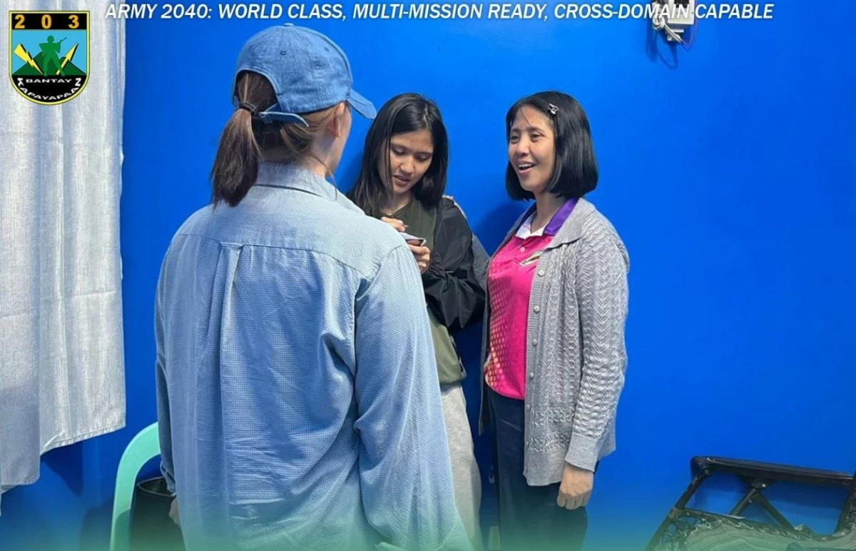 Charlize Cameron Garzon is seen talking to her mother and sister. (Photo: 203rdIB)