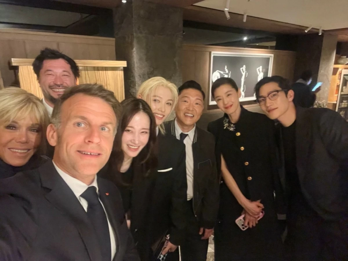 French President Emmanuel Macron and French First Lady Brigitte Macron with Stray Kids’ Felix, Jun Ji-hyun, Korean rapper Psy, Jeon Jong-seo, and Noh Sang-hyun.  (Photo from President Lee Jae-myung’s X account)