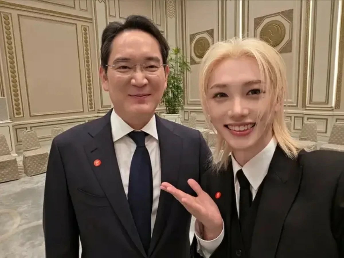 Stray Kids' Felix (right) with Samsung Electronics Chairman Lee Jae-yong (Photo from Felix's Instagram account) 