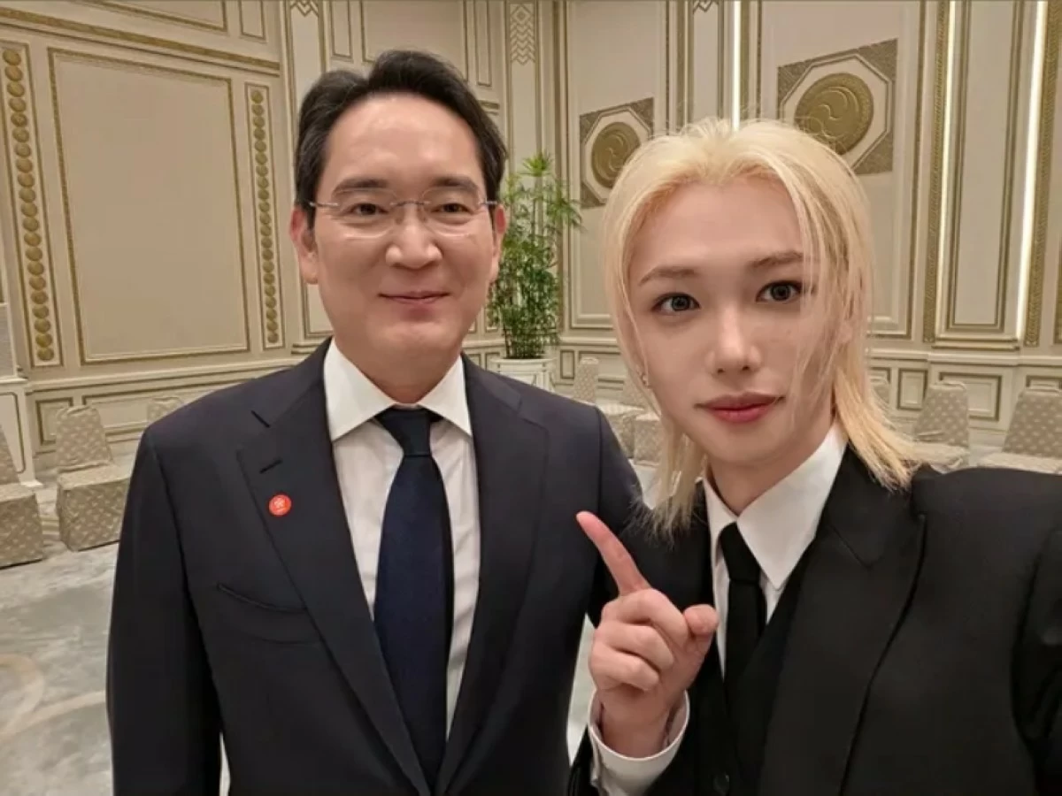 Stray Kids' Felix (right) with Samsung Electronics Chairman Lee Jae-yong (Photo from Felix's Instagram account) 