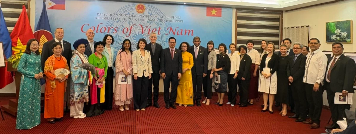 Ambassador Lai Thai Binh and spouse, Mme. Nguyen Thi Thu Thuy joins ambassadors, DFA officials, and members of the Ho Chi Minh City Association of Photography for a group photo