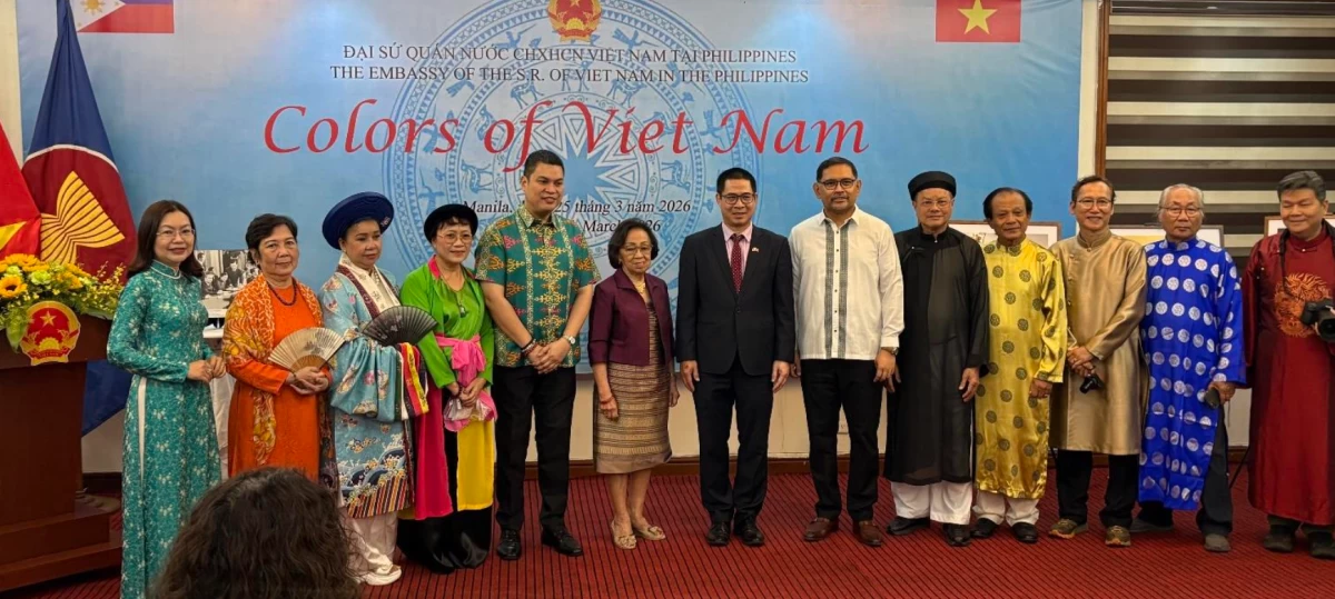 Ambassador Lai Thai Binh joins former Philippine Foreign Affairs Secretary Delia Domingo Albert, DFA
officials and members of the Ho Chi Minh City Association of Photography