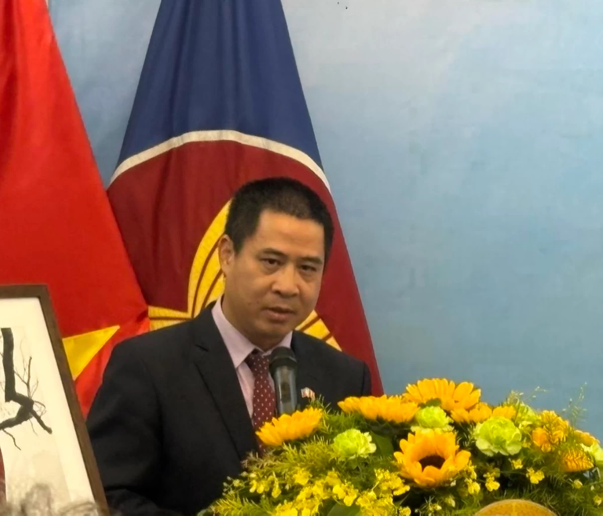 Ambassador Lai Thai Binh addresses the audience at the unveiling of the photo exhibit.