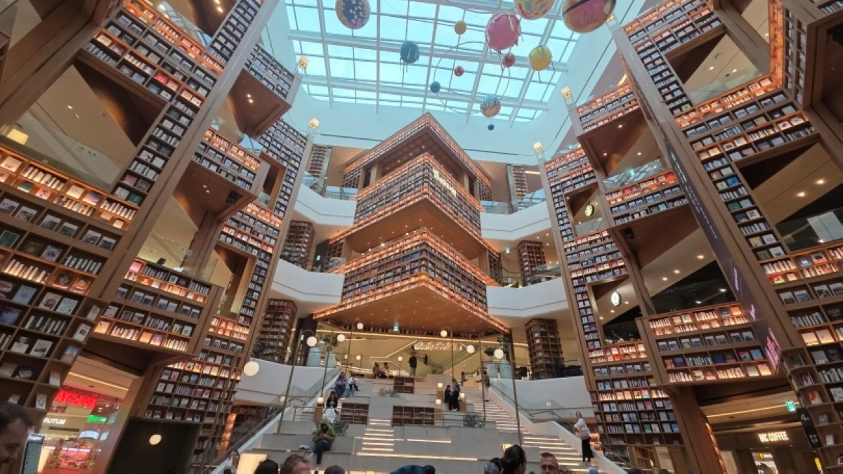 Starfield Library in Suwon (Jonathan Hicap) 