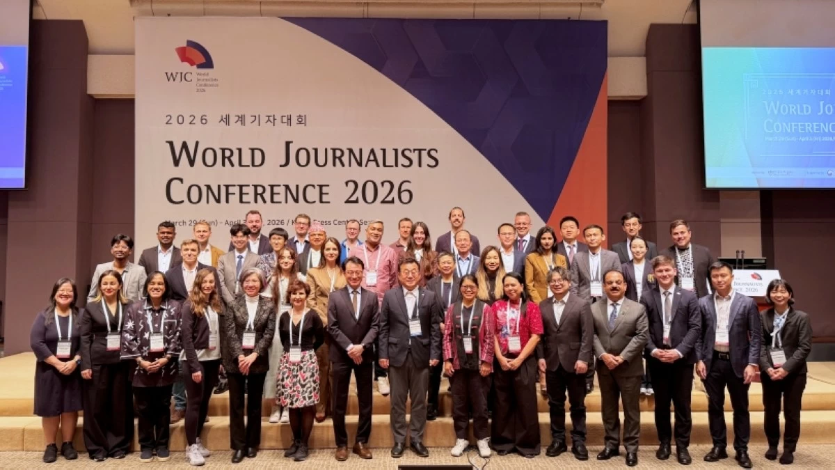 Park Jong-hyun (middle), president of the Journalists Association of Korea (JAK) with the delegates and speakers at the World Journalists Conference 2026 in Seoul, South Korea on March 30 (Photo from JAK)