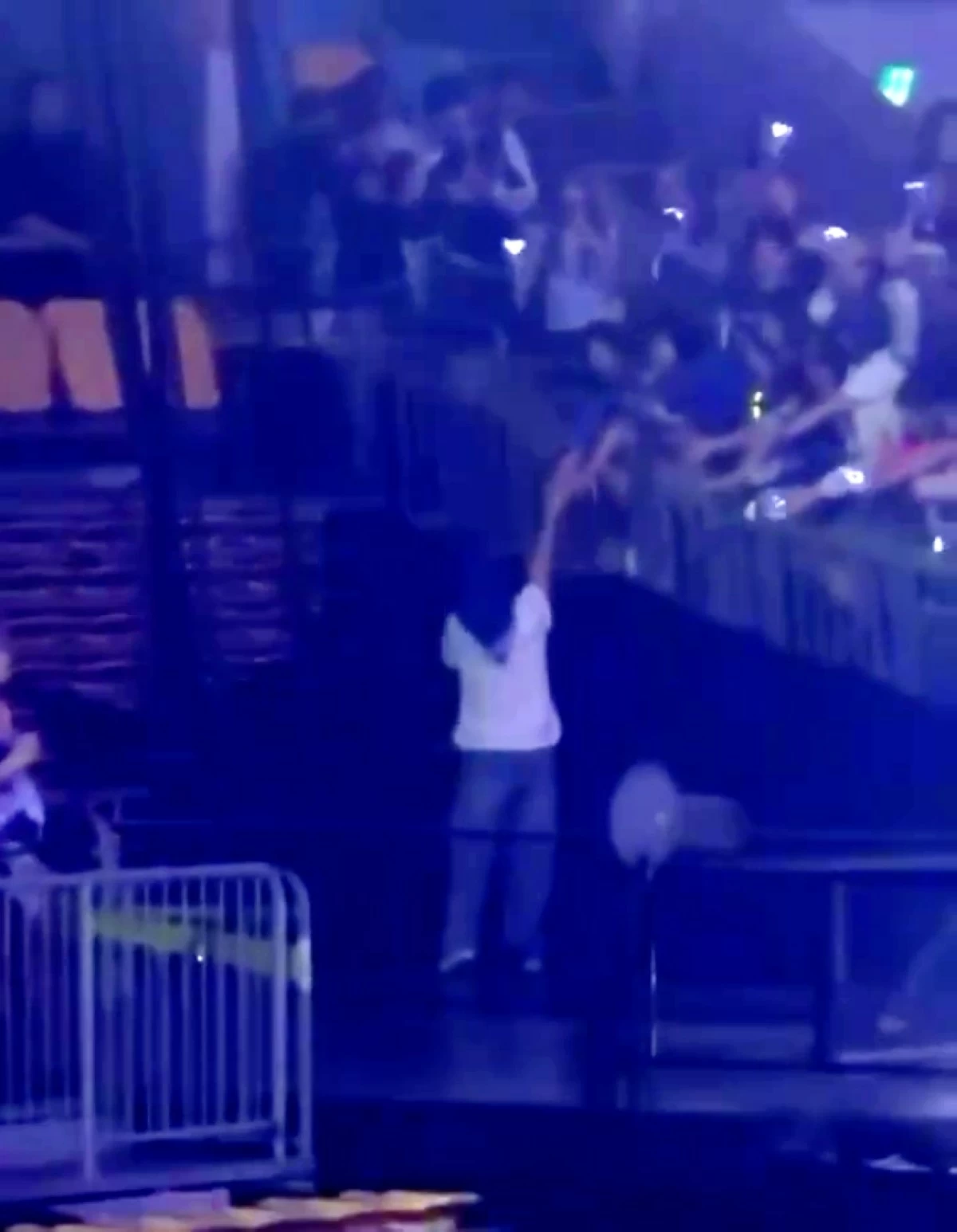Super Junior's Ryeowook greeting fans shortly before the fence fell (Screenshot from justelfsj video on X)