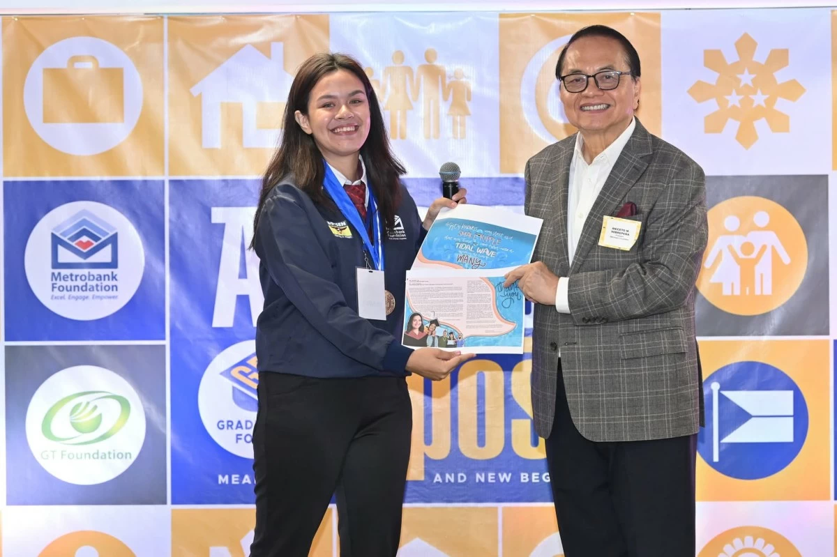 Rheanna presenting her token of gratitude to the late former Metrobank Foundation President Aniceto M. Sobrepeña during the Metrobank Foundation’s Graduates’ Forum in 2023.