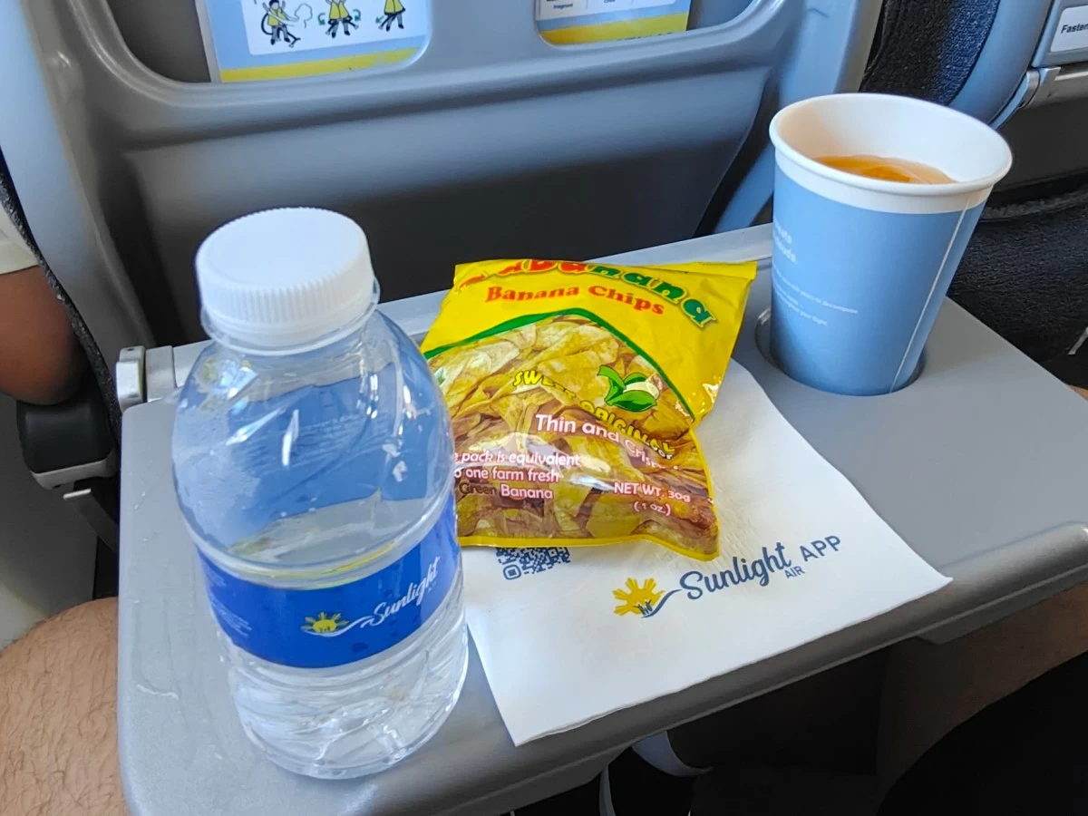 Complimentary locally produced banana chips (Photo by the author)