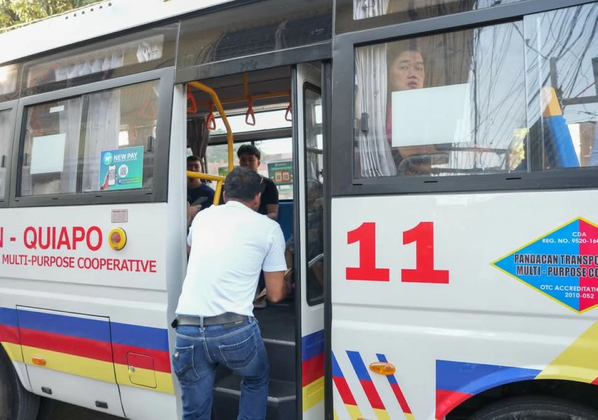 Passengers take advantage of free rides provided by Libreng Sakay on the first day after Holy Week. (Photo courtesy of Manila Public Information Office) 