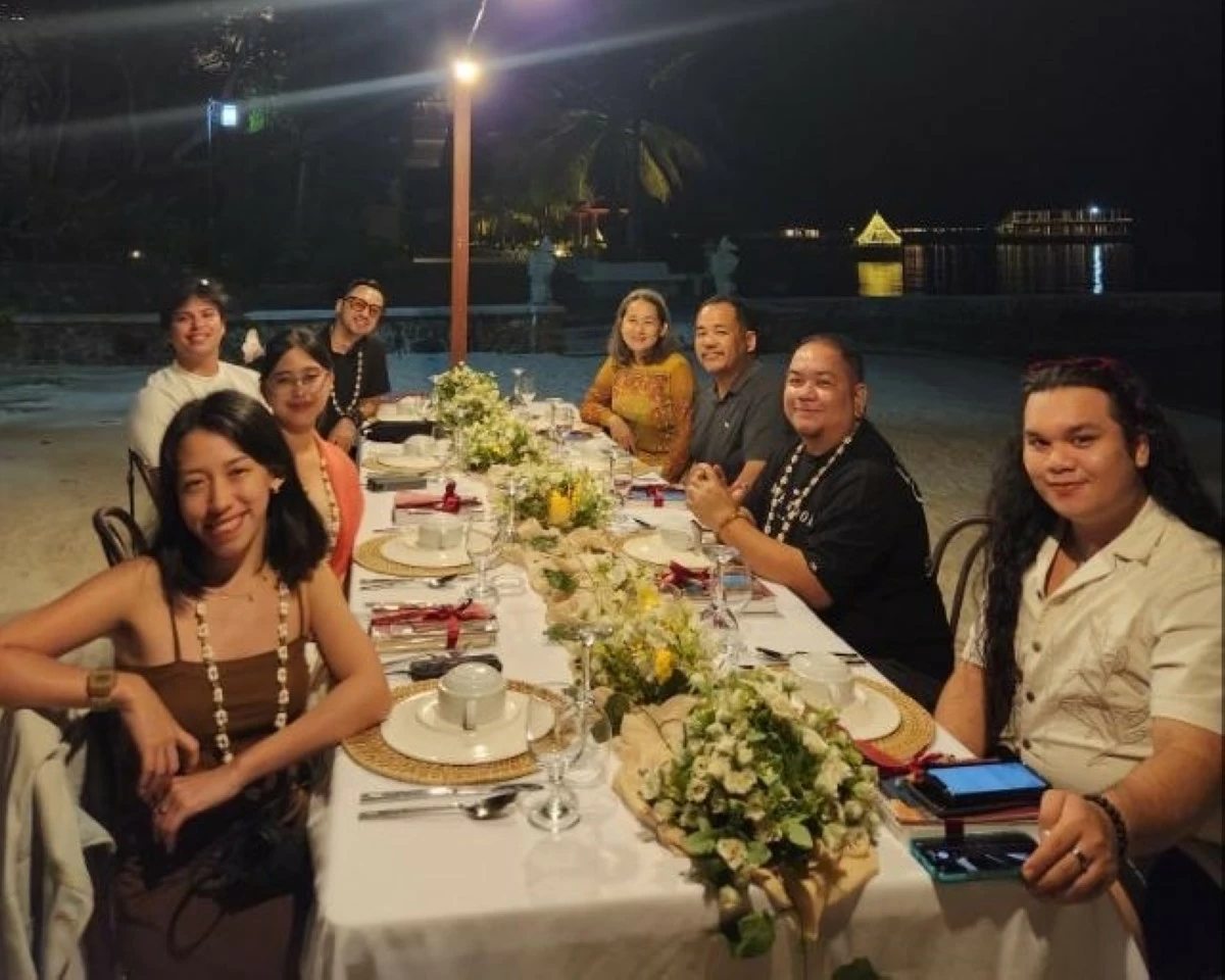 The author (far right) with other media practitioners at a beachside dinner at SETIR