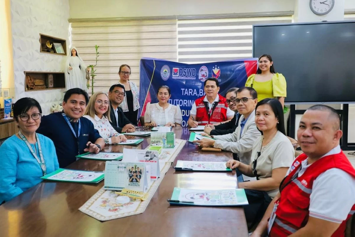 MENDOZA and Cabaya during the MOA signing on April 6. (DSWD-12)