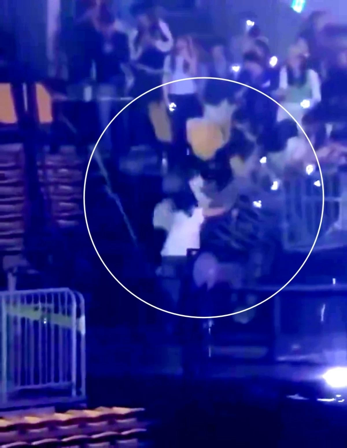 The safety fence collapsing during Super Junior's concert on April 5  (Screenshot from @justelfsj on X)  