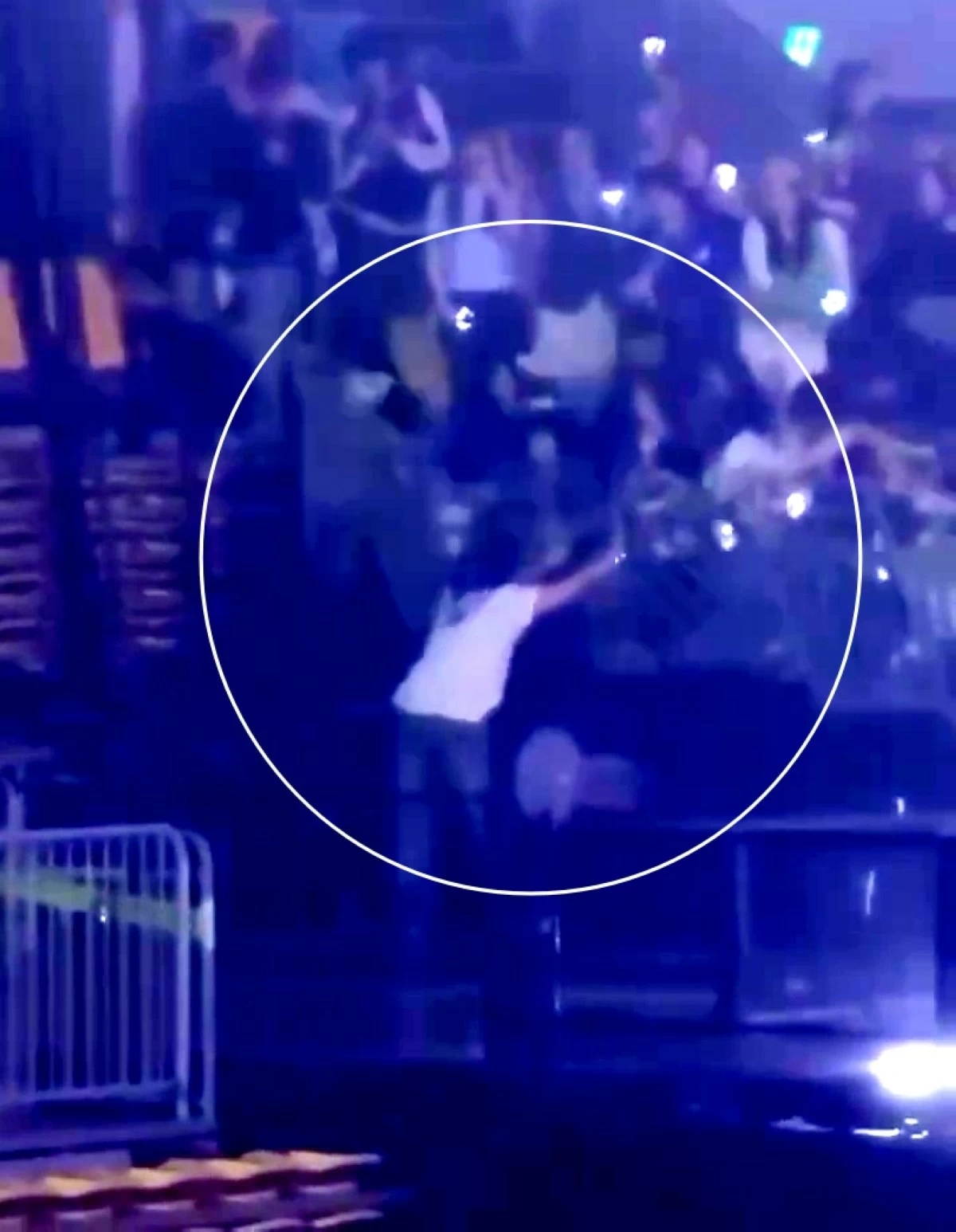 The safety fence collapsing during Super Junior's concert on April 5  (Screenshot from @justelfsj on X)  