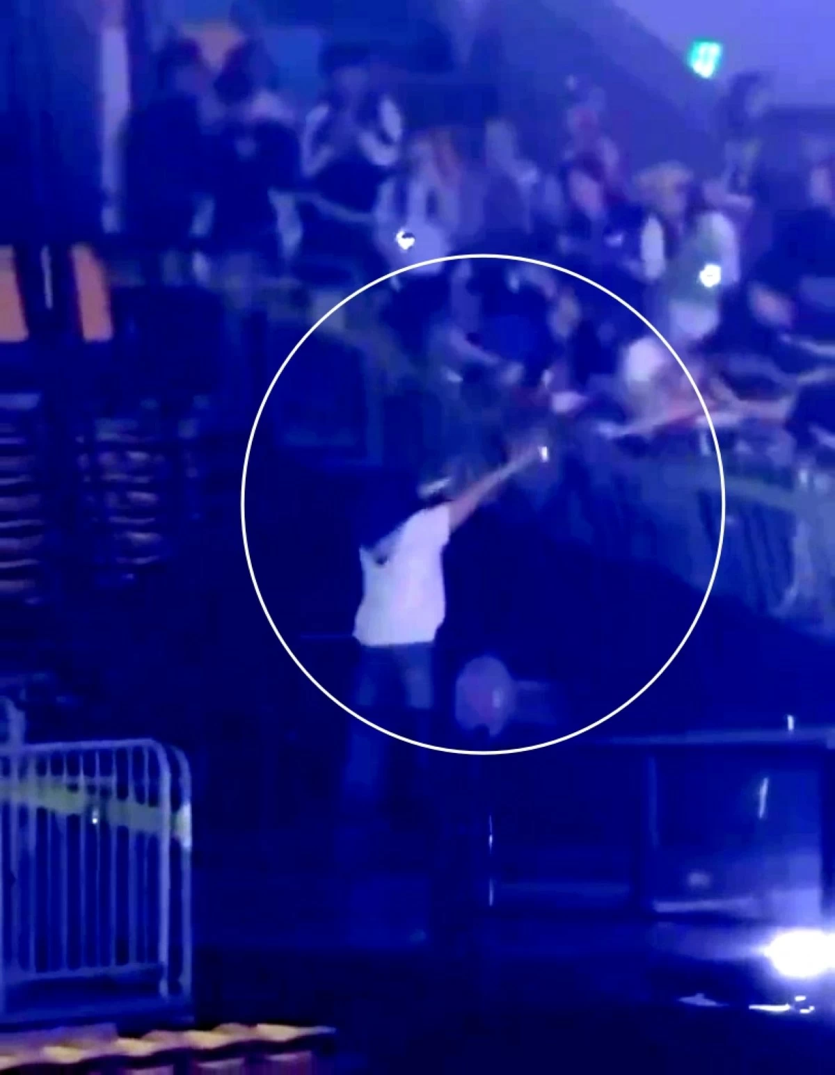 Ryeowook greeting fans before the accident on April 5  (Screenshot from @justelfsj on X)  